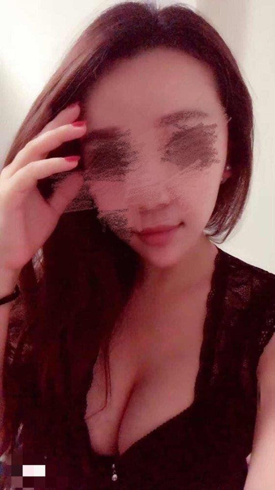 first time new super hot modelling figure busty pretty girl magic hand lips